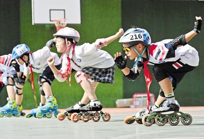 6月23日，邯鄲市邯山區(qū)實(shí)驗(yàn)小學(xué)的學(xué)生在練習(xí)輪滑。 當(dāng)日是國(guó)際奧林匹克日，該小學(xué)開展了“我運(yùn)動(dòng)、我健康、我快樂(lè)”為主題的體育活動(dòng)，通過(guò)足球、籃球、武術(shù)、輪滑、擊劍等運(yùn)動(dòng)，讓學(xué)生們享受運(yùn)動(dòng)健身的快樂(lè)，感受運(yùn)動(dòng)的魅力。 河北日?qǐng)?bào)通訊員 郝群英攝