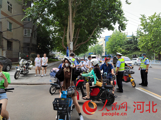 石家莊交警在查處非機(jī)動(dòng)車違章。人民網(wǎng)祝龍超攝