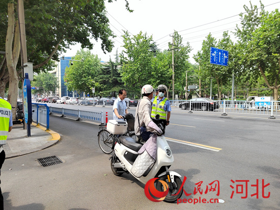 石家莊交警在查處非機(jī)動(dòng)車違章。人民網(wǎng)祝龍超攝