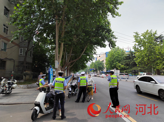 石家莊交警在查處非機(jī)動(dòng)車違章。人民網(wǎng)祝龍超攝