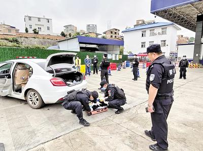 圖為民警對(duì)重點(diǎn)車輛是否攜帶毒品進(jìn)行檢查。省禁毒委供圖