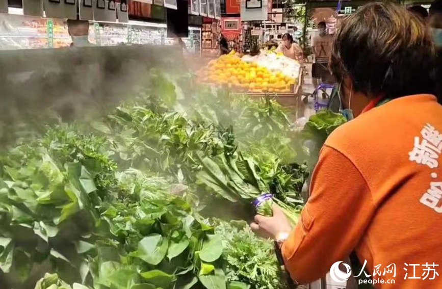 在大潤發(fā)長江北路店里，果蔬、肉蛋等生活必需品種類齊全，供應充足，市民正有序選購。無錫市委網(wǎng)信辦供圖