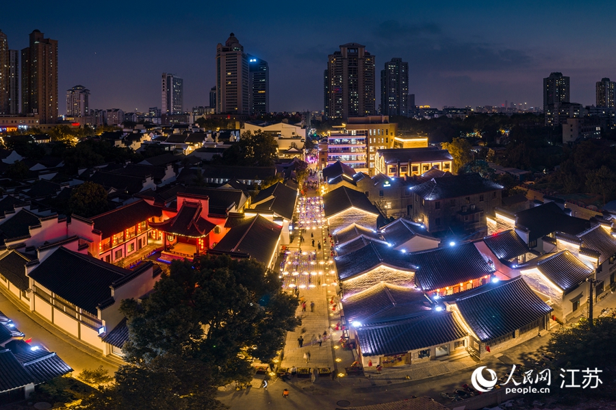 熙南里歷史文化休閑街區(qū)夜景。熙熙攝