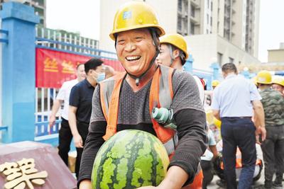 近日，石家莊市橋西區(qū)總工會到中建四局河北分公司某項目工地為一線職工發(fā)放防暑慰問品。圖為領(lǐng)到防暑慰問品的建筑工人露出開心的笑容。 省總工會供圖