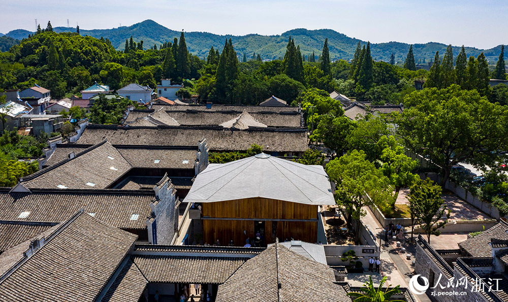 7月23日，空中俯瞰位于寧波市江北區(qū)慈城鎮(zhèn)的抱珠樓。人民網(wǎng) 章勇濤攝