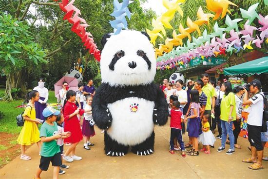 5月2日上午，“五一”小長假的第二天，海口熱帶野生動植物園迎來客流小高峰，園區(qū)里可愛的“大熊貓”造型吸引眾多小游客。海南日報記者 張茂 通訊員 熊麗 攝