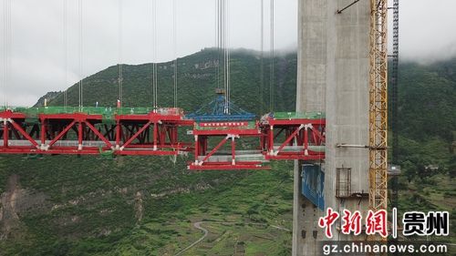 5月30日，貴州習(xí)水，世界山區(qū)峽谷第一高塔懸索橋——赤水河大橋最后一節(jié)鋼桁梁正在拼裝。赤水