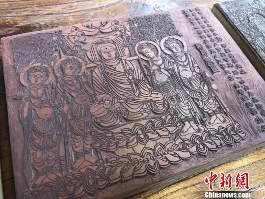 圖為創(chuàng)作的敦煌壁畫題材的雕刻作品?！⌒煅?攝