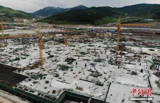 6月28日，航拍鏡頭下的河北張家口冬奧會(huì)太子城冰雪小鎮(zhèn)項(xiàng)目。太子城冰雪小鎮(zhèn)項(xiàng)目位于2022年冬奧會(huì)張家口賽區(qū)核心區(qū)，連接張家口賽區(qū)云頂和古楊樹兩個(gè)競(jìng)賽場(chǎng)館群，建成后將承擔(dān)賽時(shí)核心區(qū)配套保障功能，提供冬奧頒獎(jiǎng)、貴賓接待、交通換乘、休閑娛樂等服務(wù)，賽后將成為一座國(guó)際化四季度假小鎮(zhèn)。 中新社記者 楊艷敏 攝