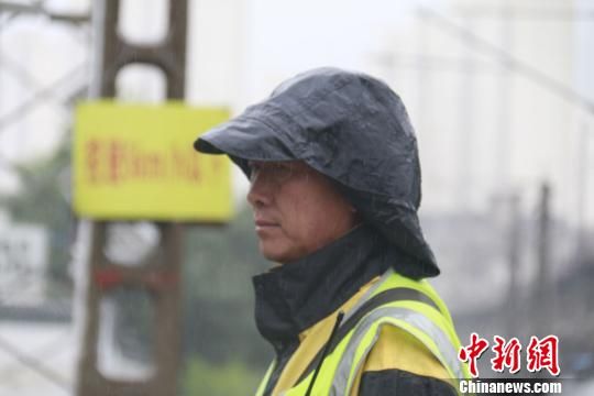 蘭州西工務(wù)段蘭州線路車間防護員雨中巡查?！⊥豕廨x 攝