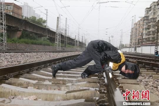 蘭州西工務(wù)段蘭州線路車間職工檢查線路幾何尺寸?！⊥豕廨x 攝