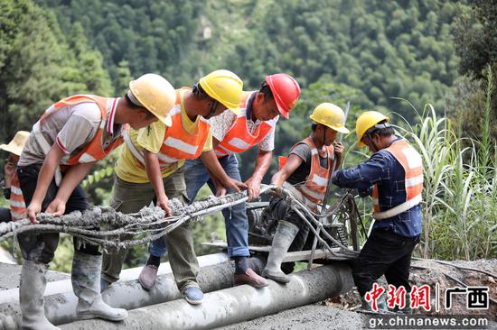 8月13日，融水苗族自治縣境內(nèi)的羅融二級(jí)公路施工路段，工人們正冒著37℃的高溫在進(jìn)行作業(yè)。