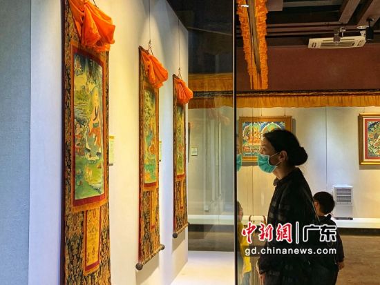 80余幅國家級非遺大師希熱布唐卡作品東莞展出。圖為充滿神秘色彩的唐卡作品吸引人駐足觀看(徐倩 攝)