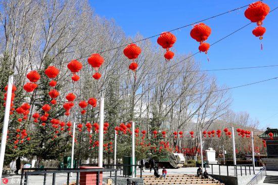 2月10日，古城拉薩宗角祿康公園紅彤彤的燈籠高掛，洋溢著濃郁的節(jié)日喜慶氛圍。