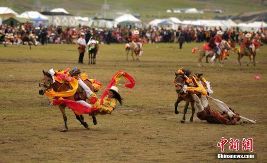 8月4日，四川理塘“八一”賽馬場上演一場精彩的馬術(shù)競技比賽，引來上萬民眾和游客觀賽。圖為牧民騎手進行五彩凌空競技。 中新社記者 劉忠俊 攝