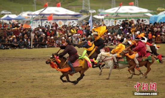 8月4日，四川理塘“八一”賽馬場上演一場精彩的馬術(shù)競技比賽，引來上萬民眾和游客觀賽。 中新社記者 劉忠俊 攝