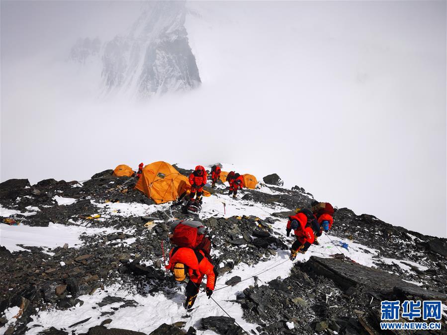 （新華視界）（1）2020珠峰高程測量登山隊(duì)向海拔8300米進(jìn)發(fā)