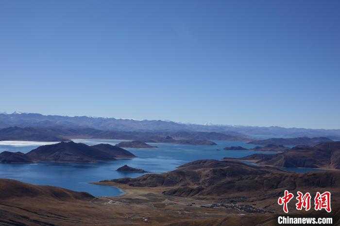 冬日羊卓雍措：湖水湛藍(lán)，如詩(shī)如畫