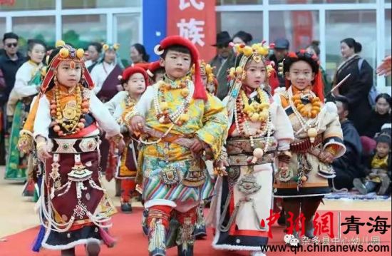 圖為雜多縣中心幼兒園開展了以“傳承非遺文化從我開始”為主題的親子活動暨首屆民間文化游戲節(jié)。