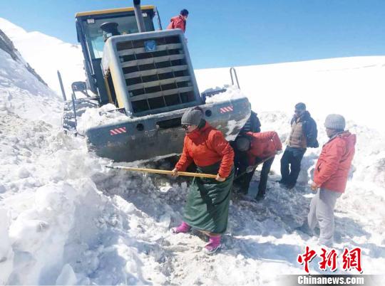 圖為普布卓瑪(左一)與養(yǎng)護(hù)工人一起抗擊雪災(zāi)，搶險(xiǎn)保通?！“⒗锏貐^(qū)公路養(yǎng)護(hù)段供圖 攝