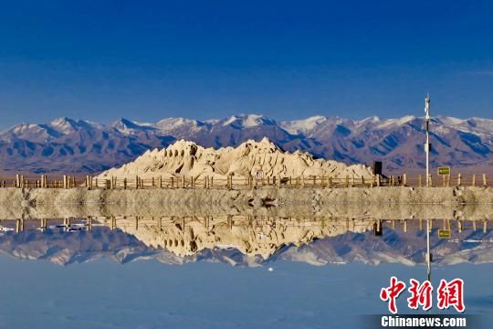 圖為“青海茶卡鹽湖”景區(qū)。（資料圖）　張?zhí)砀！z