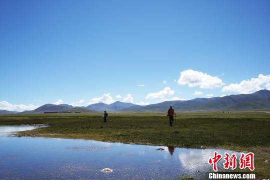 游客體驗(yàn)在藏徒步：一面是雪域美景，一面是城市巨變