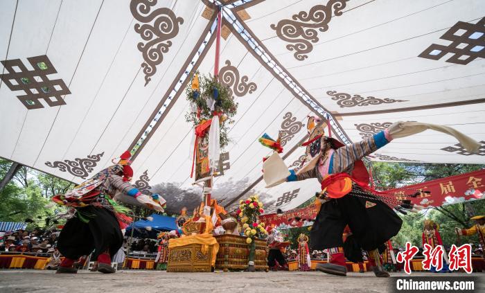 圖為2018年8月12日，西藏拉薩雪頓節(jié)期間，羅布林卡公園內(nèi)舉行的藏戲比賽吸引了眾多藏族民眾和國(guó)內(nèi)外游客前來(lái)觀看(資料圖)?！『闻罾?攝