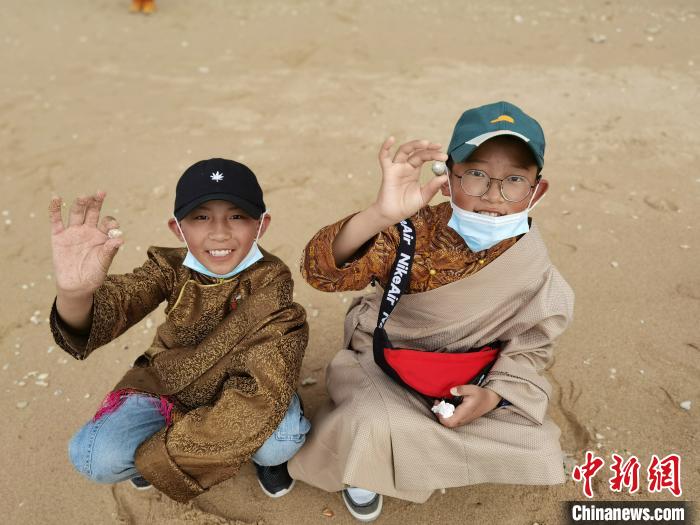 圖為西藏青少年在海邊拾貝殼。西藏航空 供圖