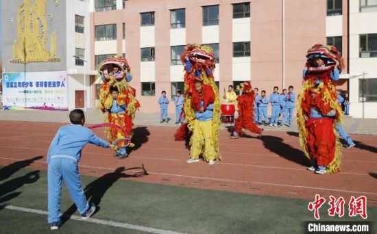 圖為西寧市陽光小學(xué)學(xué)生參加舞獅社團(tuán)?！●R銘言 攝