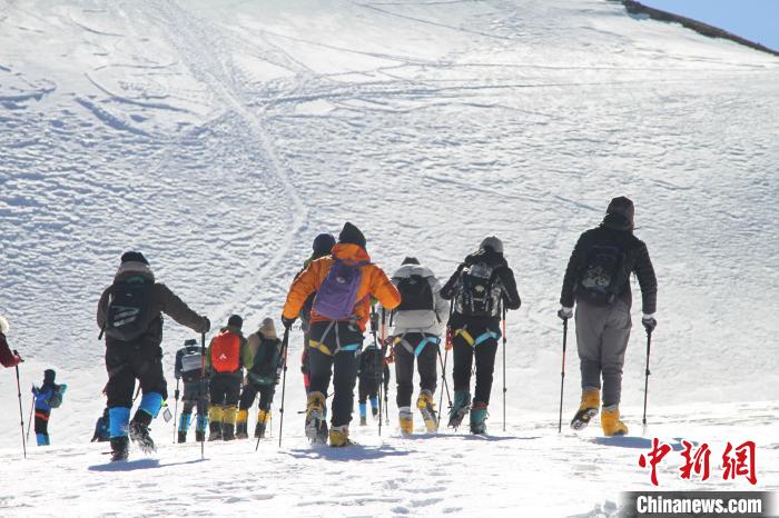 圖為2019年，普通民眾在洛堆峰體驗登雪山活動。資料圖 趙朗 攝