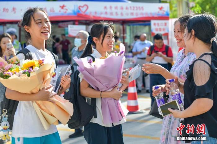 資料圖：6月10日，海南省?？谑泻Ｄ现袑W(xué)考點(diǎn)外，家長為剛剛走出考場的考生送上鮮花。當(dāng)日，海南省2021年高考結(jié)束 。 <a target='_blank' ><p  align=