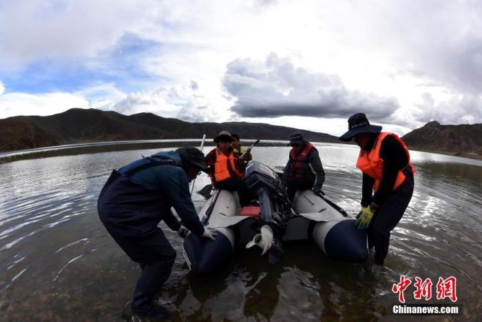 圖為科考隊(duì)員準(zhǔn)備乘快艇前往浪錯(cuò)湖中心開展科考作業(yè)。 <a target='_blank' ><p  align=