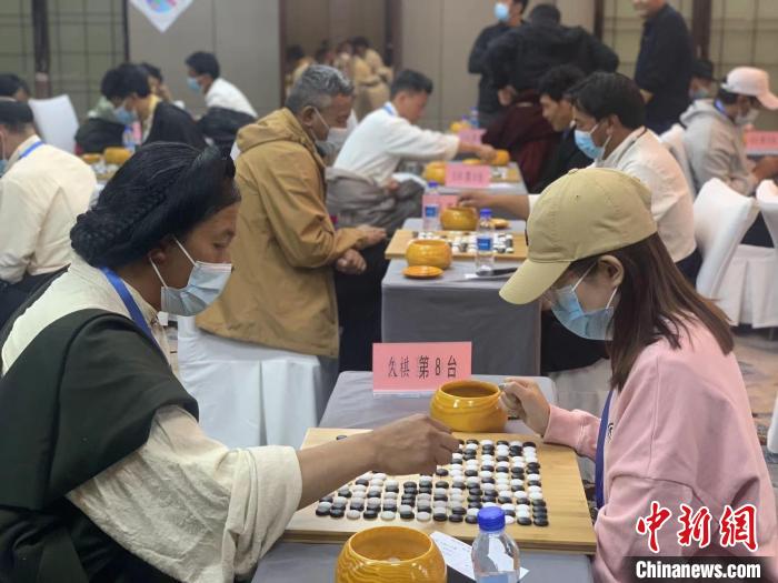 圖為參賽選手正在進(jìn)行藏棋對弈。　謝牧 攝