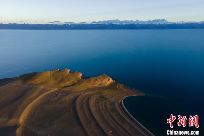 圖為著名的西藏“天湖”納木錯風光，遠處為念青唐古拉雪山?！〗w波 攝