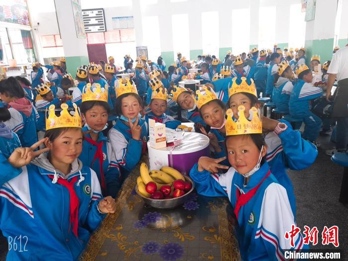 圖為加查縣安繞鎮(zhèn)小學(xué)學(xué)生集體過(guò)六一兒童節(jié)?！“怖@鎮(zhèn)小學(xué)供圖