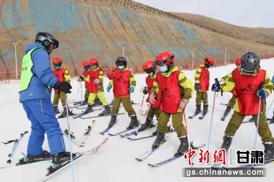 圖為天祝烏鞘嶺國際滑雪場游客享受冰雪運(yùn)動樂趣。