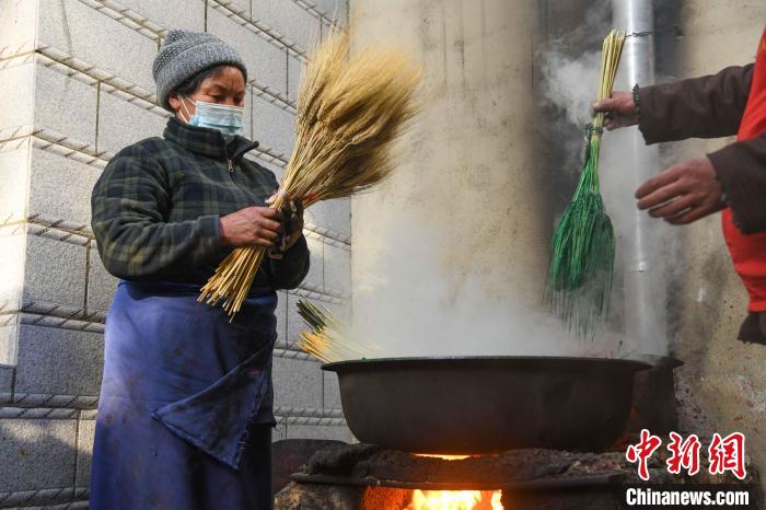 圖為拉薩手藝人制作年貨“羅薩梅朵”。　貢嘎來松 攝