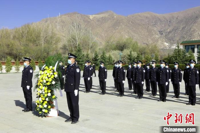 西藏多地邊檢民警開展清明節(jié)紀念活動