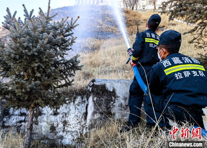 12月6日，布達(dá)拉宮消防救援大隊(duì)在布達(dá)拉宮山體林草區(qū)域開展?jié)窕ぷ??！㈣?攝