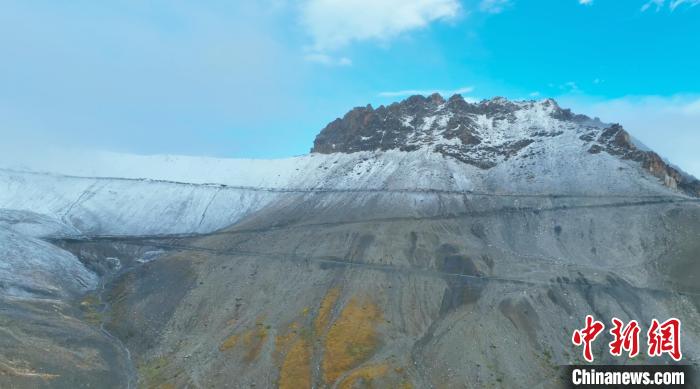 圖為邊壩縣降雪時(shí)夏貢拉山段路況?！∵厜慰h融媒體中心供圖