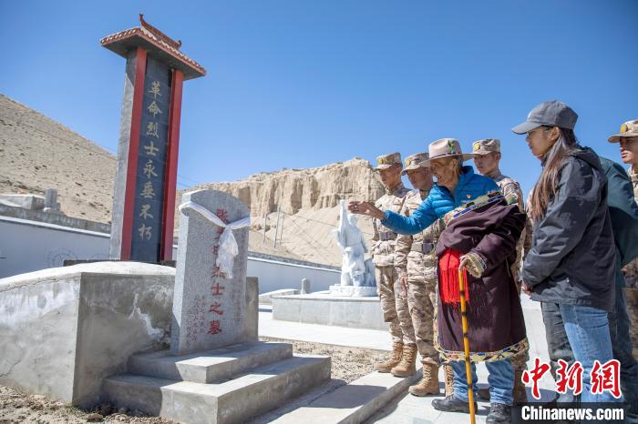 圖為在西藏阿里地區(qū)札達(dá)縣烈士陵園，82歲的次仁南杰老人為軍民代表講述新舊西藏的變化?！詵| 攝