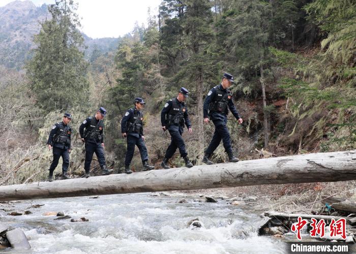 山南邊境管理支隊(duì)玉麥邊境派出所民警邊境巡邏途中走過河道上“獨(dú)木橋”。　鄭琦山 攝