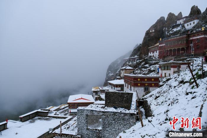 位于孜珠山頂的寺廟被云霧環(huán)繞，猶如仙境。　江飛波 攝