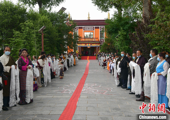 7月30日，在位于拉薩的雪林多吉頗章內(nèi)，各族各界信眾列隊(duì)歡迎班禪回藏。　<a target='_blank' ><p  align=