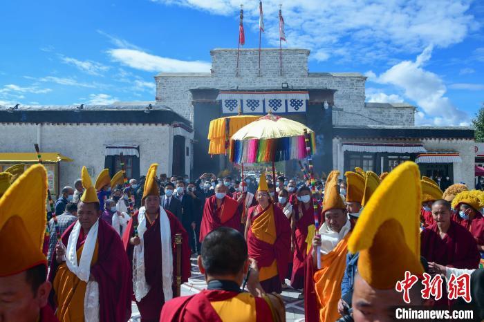 8月8日，全國(guó)政協(xié)常委、中國(guó)佛教協(xié)會(huì)副會(huì)長(zhǎng)、中國(guó)佛協(xié)西藏分會(huì)會(huì)長(zhǎng)班禪額爾德尼·確吉杰布從拉薩回到駐錫地扎什倫布寺。 <a target='_blank' ><p  align=