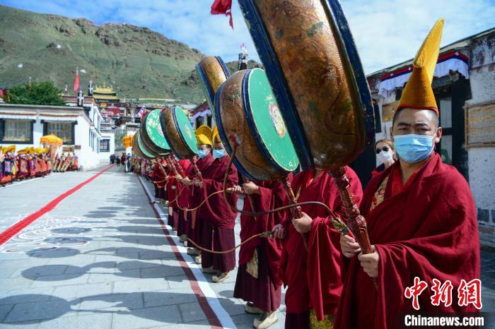 8月8日，班禪回到駐錫地扎什倫布寺，僧人們以最高規(guī)格的藏傳佛教傳統(tǒng)儀式迎接班禪到來?！?貢嘎來松 攝