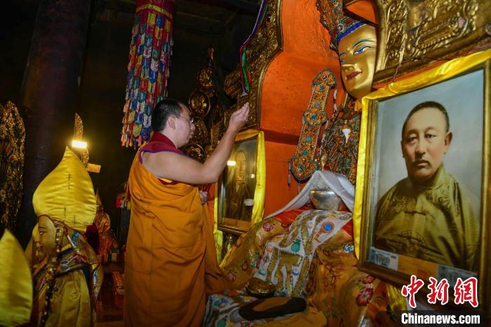 8月8日，班禪在扎什倫布寺措欽大殿朝拜佛祖釋迦牟尼佛像?！?貢嘎來松 攝