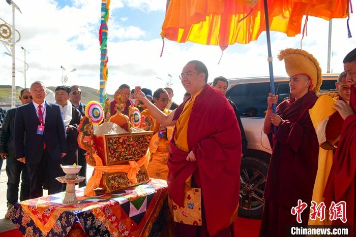 8月26日，班禪來(lái)到安多縣白日寺禮佛、講經(jīng)，該寺以最高禮儀迎請(qǐng)班禪。<a target='_blank' ><p  align=