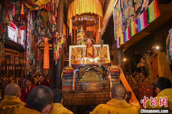 10月27日，扎什倫布寺舉行吉祥祈愿法會(huì)，慶祝班禪額爾德尼·確吉杰布獲得“嘎欽”學(xué)位。圖為班禪在法會(huì)上帶領(lǐng)僧人誦經(jīng)。<a target='_blank' ><p  align=