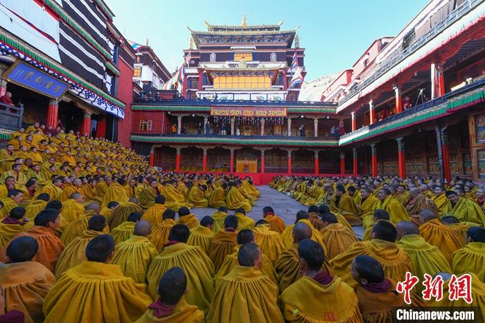 10月26日，班禪在扎什倫布寺多加大院參加“嘎欽”學(xué)位立宗答辯，全寺僧人齊聚一堂，共同見證這一殊勝時(shí)刻。<a target='_blank' ><p  align=